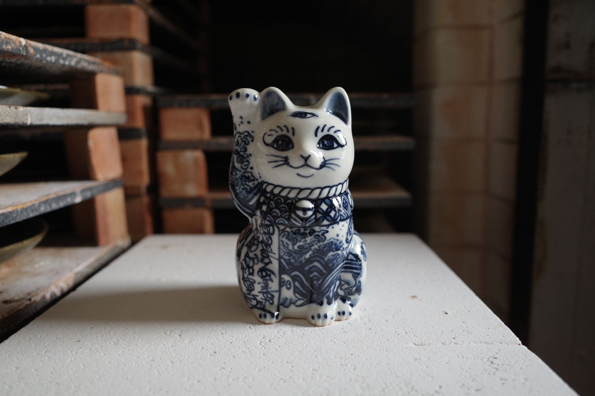 穴山文香 四寸 招き猫 Both, Neither, and Beyond / 2026 / Craft / H12 × W7.5 × D7 cm
